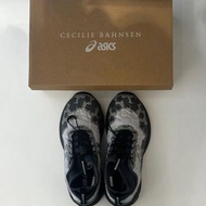 🤩必備爆款聯名運動鞋🤩 Cecilie Bahnsen x ASICS GEL-Trabuco 11 SPS 限量花卉絎縫緩震休閒跑鞋 | 灰黑漸變 | 男女通用|