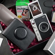 [DJS LIFESTYLE] FUJIFILM INSTAX MINI EVO 富士即影即有菲林相機智能手機無線打印機保護套設計優雅，是完美旅行伴侶。這款保護套採用優質合成皮革製成，採用經典的黑色，彰顯品質和風格。此外保護套採用同色系縫線和 INSTAX 凹印標誌。