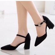 7-inch C-shaped closed-toe high heels