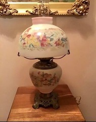 Tazu-Vintage 上世纪中期手繪田園風景花燈古董燈 喜歡這款花燈，它不是手繪單一花卉而是手繪了一幅田園風景畫，風景由遠及近層次分明，近處田野裡鲜花開的璀璨奪目，遠處￼人們手提着藍子採摘生果  