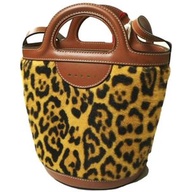 MARNI 2023秋冬義大利製造小號抽繩水桶包，豹紋印花（SCMP0056Q8，LV846 LEOPARD (00Y65)）。原價：¥212,300。 Tropicalia瓷器單背包。 [近全新][