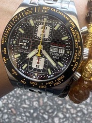 「【經典賽車魂】天梭 Tissot PRS 516 自動計時碼錶｜Valjoux 7750 機芯・黑碳纖維面盤 42mm 鋼帶款」 $4888