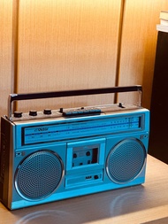 出售Victor 手提錄音機一部，型號RC-555，收音機正常接收靈敏，有aux in,可接駁籃牙，cassette可使用，只得一邊有聲，外觀約85%新，靚聲，100v電源（附送變壓器），有試機片，有