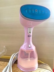 超方便！手持式蒸氣熨斗 
