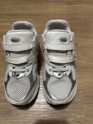 New Balance 兒童運動鞋
