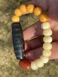 西藏 古象雄 珍藏級 寶蓋三眼天珠（满硃砂）+  天然瑪瑙桶珠  + 混二色天然（白花蜜蜜蠟+黃白花蜜蠟）手鏈