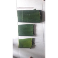 Fresh banana leaf mix package per 4 sheets (2 stalks) + bay leaves + lime leaves + turmeric.