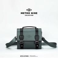 8910 METRO 9" กระเป๋าสะพายข้าง หนัง PU ด้าน กระเป๋าสะพายผช กระเป๋าสะพายผญ กระเป๋าแฟชั่น วางตั้งได้ i