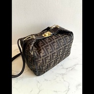 【LA LUNE】絕版中古包 Fendi老花金扣飯盒包 側背包 斜背包 斜孭包 單肩包