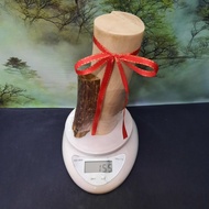 沉香木  高:11.0cm直径:2.5cm  加  白木香学名Aquilaria sinensis (Lour.) Gilg。又名沉香、香树、女儿香、牙香树。高:16.5cm  直径:5.0cm