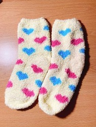 全新 超可愛的鵝黃底愛心💗毛襪襪（寶雅購入、已拆封 無穿過 全新！）也可當聖誕🎄裝飾配件
