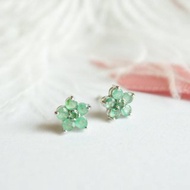 真正的祖母綠寶石耳環。花卉設計。真正的銀。