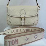 LV奶油白壓紋Diane 法棍包-米背帶