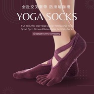 酒紅色 專業瑜珈襪【美型必備】全趾款 交叉綁帶設計 時尚棉質襪 防滑瑜珈襪 · 專業瑜珈導師實穿 · 體驗分享「 瑜珈運動訓練的襪子首選 🥇 課程結束後穿上鞋子完美隱形五趾襪穿起來乾爽舒適！指尖更能夠