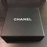 Chanel香奈爾黑色方型紙盒，紙盒內部為絨布內理