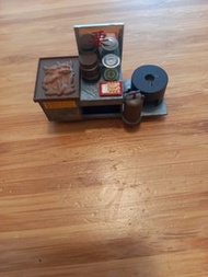 這款模型是 Tiny 微影出品的 1:35 比例香港情懷車仔檔，主題為炒栗子攤檔。

模型採用合金材質製作，細緻還原了傳統街頭小販車的細節。