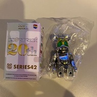 <Ohtoys> BEARBRICK Series 42 幪面超人 影月 x 空山基 100% 全1款 Vag Be@rbrick black 真骨 shf