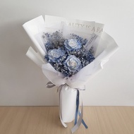 永生花+乾燥花│碎冰藍玫瑰永生花+乾燥滿天星│情人節 畢業花束