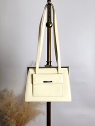 【 日本直送 名牌中古包 】Yves Saint Laurent YSL 伊夫聖羅蘭 側背包 象牙白 經典Logo 皮革 復古 醫生包 d5tgaj