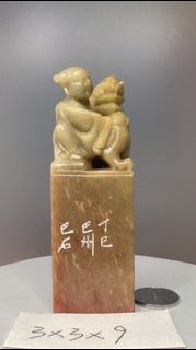 1977年壽山石老嶺石印章，大尺寸無裂，童子端獸獻寶鈕。青紅漸變色老嶺石，雕工古