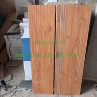 PIJAKAN TANGGA GRANIT 25X80+15X80 MOTIF KAYU MATT