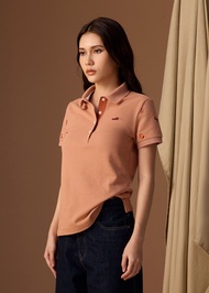 CROCODILE MOCHA MOUSSE BROWN WOMEN TAPERED FIT POLO SHIRT WITH EMBROIDERY เสื้อโปโลทรงเข้ารูปสีนำ้ต