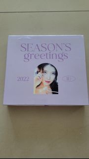 IU 2022 Season's Greetings年曆套組。商品外盒為淡紫色，正面印有「SEASON'S GREETINGS 2022」字樣及歌手照片。