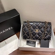 Chanel • 黑金外縫線大菱格紋牛皮Cf 25