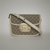 GUCCI Horsebit馬銜扣1955馬鞍包小號25白色帆布金扣肩背包