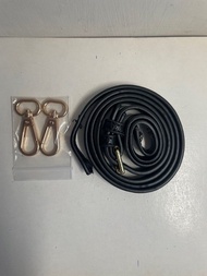 黑色淺金扣原COACH女斜背包拆下的包帶，寬1.3cm，長117cm (46英吋)，100%全新。贈送價值15元全新淺金色搭勾一對。