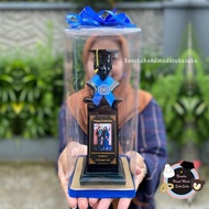 Patung Vendel Plakat Wisuda Box Mika Komplit Nama Wisudawan Hadiah Kelulusan Hampers Kado Cewek Grad