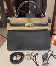 Hermes Kelly 32 Y7風暴藍，銀扣，框Q刻，to go皮，保存很好，五金亮，配件齊全：肩帶、鑰匙鎖、毛氈都在