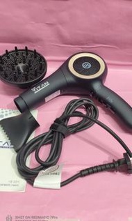 ☎️65955955、全新貨品、韓國品牌、ELRA TITAN 、220V 功率輸出、1700W 專家級吹風機，配備強大的 BLDC 電機、速度等級、4 級（高、低、冷、關）尺寸：245mm x 32
