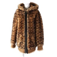 COACH 79203 連帽羊毛皮大衣，採用標誌性的羊羔皮和ブラウン製成，飾以棕色羊毛皮圖案，成色極佳。正品，土耳其製造。女款。