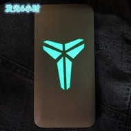 สติ๊กเกอร์ตกแต่งรถแบบสะท้อนแสงโลโก้ Kobe Bryant สำหรับคอมพิวเตอร์โน้ตบุ๊ก รถจักรยานยนต์ รถยนต์ ปิดฝา