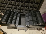 ​【專業級】黑色大容量化妝箱 / 美甲工具箱 / 紋身拉桿箱 (配備快拆萬向輪)