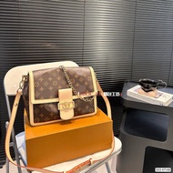 Preferred Daphne Fashion Leather Bag Backpack Bag Messenger bags Crossbody Bag Messenger bags Casual