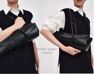 Brown sugar studio - กระเป๋าสะพายหนังแกะ