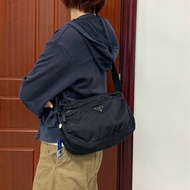Prada降落傘布面郵差包
