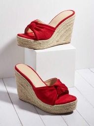 Sandalias De Tacón De Cuña Para Mujer Roja Con Nudos Torcidos Decorados Y Suela De Cuerda Tejida. El Patrón Y La Dirección Del Nudo Son Aleatorios.