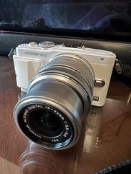 【近乎全新】白色Olympus PEN E-PL6 文青自拍神機｜全套配件齊｜雙電池｜連補光燈及相機袋｜即買即玩