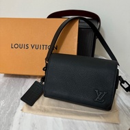 Louis Vuitton M82085黑牛皮翻蓋斜背包