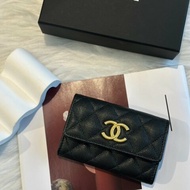 CHANEL 23B拉絲釦粒面牛皮卡包 - 黑金