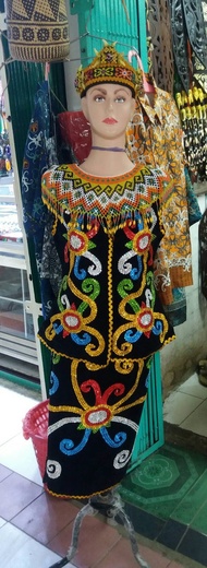 baju adat dayak kalimantan