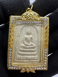 泰國瓦拉康寺（Wat Rakhang Khositaram）於佛曆 2556 年（西元 2013 年）慶祝阿贊多大師誕辰 141 週年的紀念佛牌