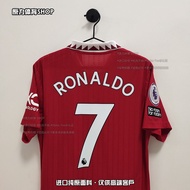 เสื้อฟุตบอลทีมชาติอังกฤษฤดูกาล 2022-2023 ของ Manchester United พร้อมลายเซ็นของ Cristiano Ronaldo เสื