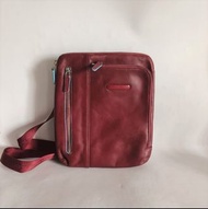 意大利 Piquadro 酒紅色皮革 斜咩袋