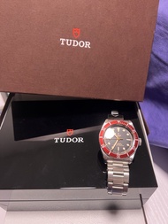Tudor Black Bay 紅色錶圈腕錶79230R