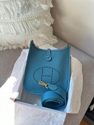 保證真品～全新品 Hermes mini evelyne 超美 走白線 熱門回歸色～ 牛仔藍 金扣 b 刻