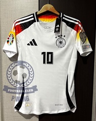 New!! เสื้อฟุตบอล ทีมชาติเยอรมัน Home ชุดเหย้า ยูโร 2024  [ PLAYER ] เกรดนักเตะ สีขาว พร้อมชื่อเบอร์นักเตะในทีมครบทุกคน+อาร์มยูโร 2ข้าง ตรงต้นฉบับทุกจุด